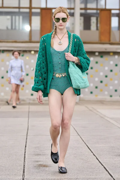 Look 16